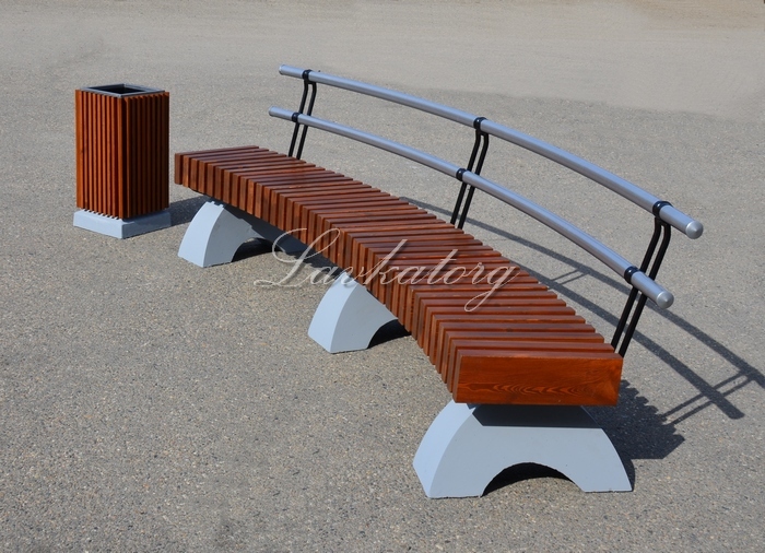 Полукруглые скамейки и урны из лиственницы и бетона